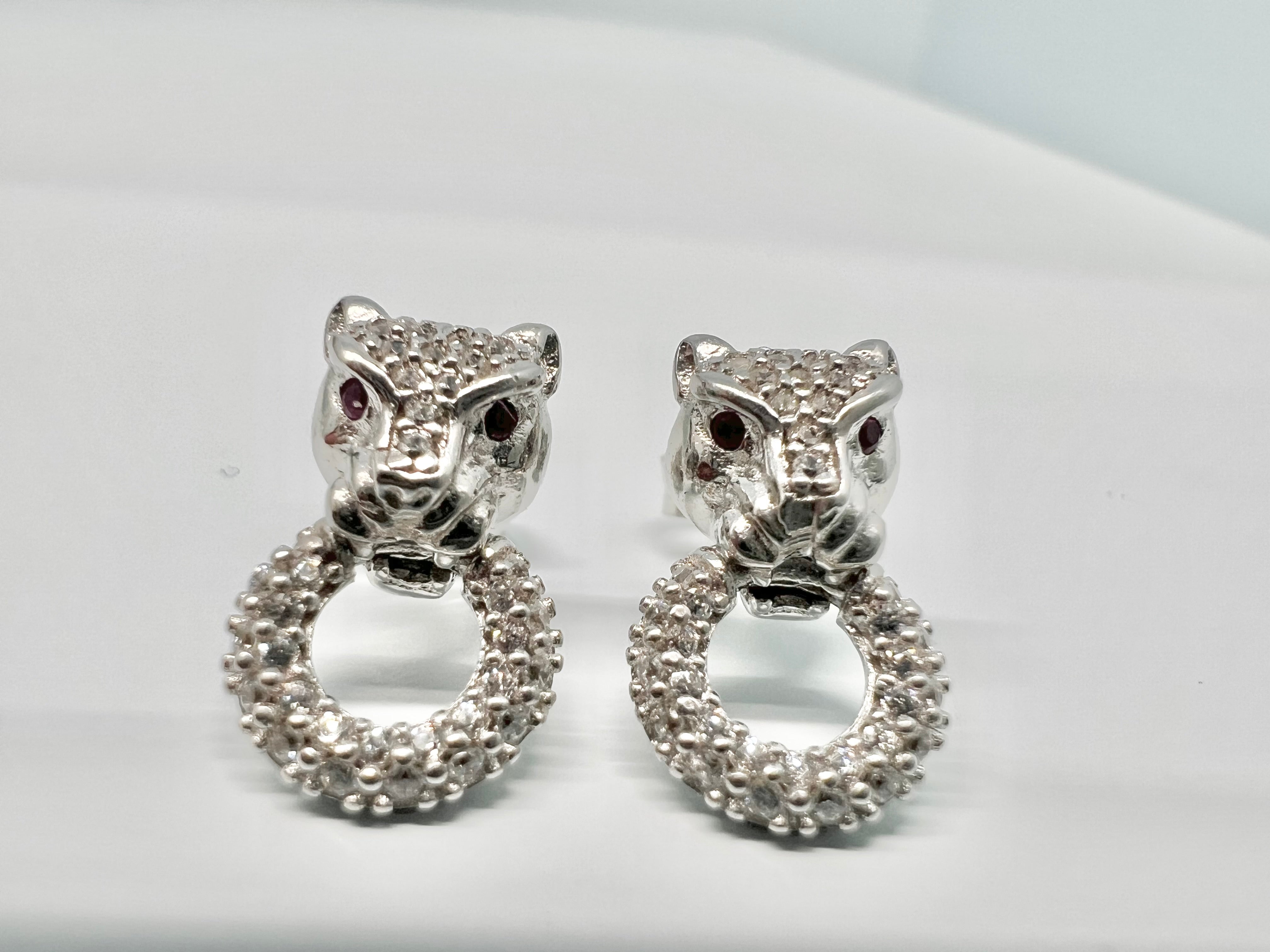 Classic Lionesse Stud Earrings in sterling silver with Red eyes 13-083272-01